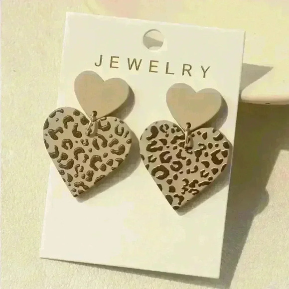 Jewelry - Adorable Heart-Shaped Leopard Pattern Dangle Earrings